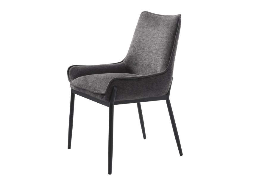 Moderná čalúnená sivá jedálenská stolička Beryl s nízkymi opierkami na ruky a obdĺžnikovou chrbtovou opierkou s podstavou z kovu v čiernej farbe so štyrmi nohami s dizajnovým presahom do sedacej časti