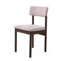 Dizajnová škandinávska stolička Leonna s rámom z dubového dreva v tmavom hnedom lakovaní so sedadlom a chrbtovou opierkou s čalúnením s buklé poťahom v svetlej béžovo pieskovej farbe