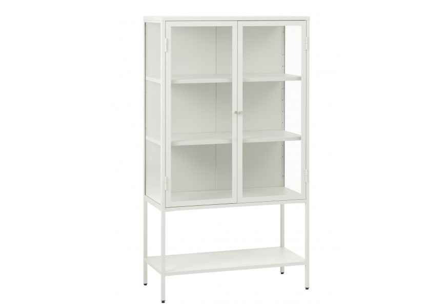 Moderná škandinávska barová skrinka Soeren z kovu v bielej farbe s dvojdverovým úložným priestorom s tromi policami a priehľadnými sklenenými výplňami na dlhých nožičkách s veľkou otvorenou policou