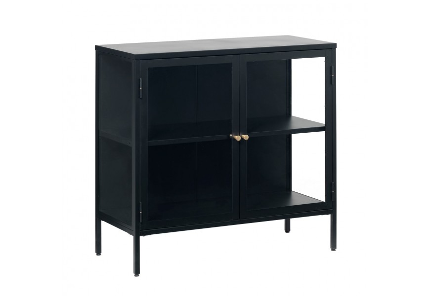 Moderný industriálny dvojdverový príborník Soeren z čierneho kovu s presklenými dvierkami a bočnými stenami s priehľadným bezpečnostným sklom so štíhlymi nožičkami s úchytkami v zlatej farbe s policou