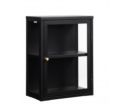 Dizajnov&aacute; industri&aacute;lna n&aacute;stenn&aacute; vitr&iacute;na Soeren s jedn&yacute;mi dvierkami z kovu v čiernej farbe so sklenen&yacute;mi v&yacute;plňami 60 cm
