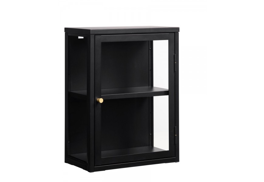 Moderná industriálna jednodverová závesná čierna vitrína Soeren z kovu s jednou policou s výplňou z priehľadného bezpečnostného skla a okrúhlou zlatou úchytkou