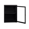 Dizajnov&aacute; industri&aacute;lna n&aacute;stenn&aacute; vitr&iacute;na Soeren s jedn&yacute;mi dvierkami z kovu v čiernej farbe so sklenen&yacute;mi v&yacute;plňami 60 cm