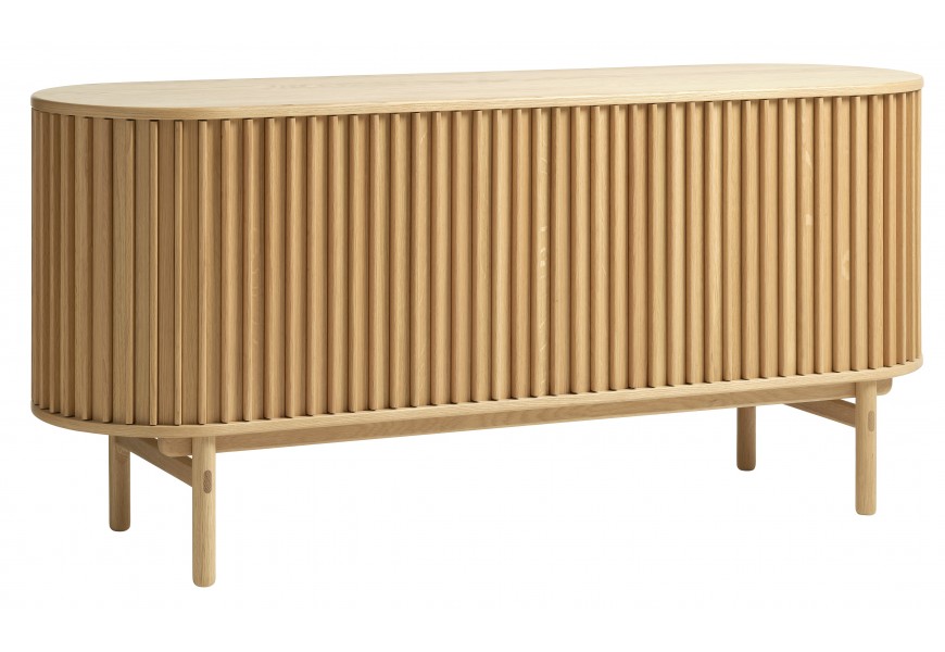 Luxusný retro masívny príborník Roskilde z dubového dreva v svetlej hnedej farbe s priznanou kresbou letokruhov s oválnou vrchnou doskou a úložným priestorom s posuvnými dvierkami s vertikálnymi lamelami na štyroch nožičkách