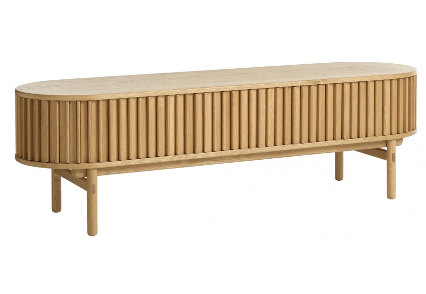 Retro škandinávsky televízny stolík Roskilde oválneho tvaru z dubového dreva v prírodnej svetlej hnedej farbe na nožičkách s posuvnými dvierkami s vertikálnymi lamelami