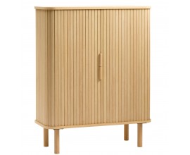 &Scaron;kandin&aacute;vska barov&aacute; skrinka Elbe s posuvn&yacute;mi lamelov&yacute;mi dvierkami a tromi policami v svetlom hnedom dubovom preveden&iacute; 113 cm