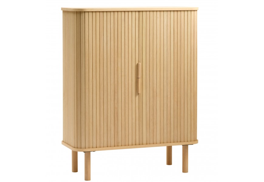 Dizajnová retro barová skrinka Elbe z dyhovaného dubového dreva v svetlej hnedej farbe na nožičkách so zaoblenými rohmi a posuvnými dvierkami s vertikálnym rebrovaním