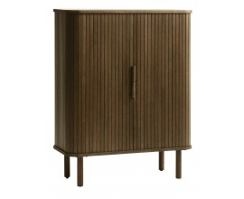 &Scaron;kandin&aacute;vska tmav&aacute; hned&aacute; barov&aacute; skrinka Elbe s posuvn&yacute;mi dvierkami s lamelov&yacute;m dizajnom a tromi policov&yacute;mi miestami 113 cm