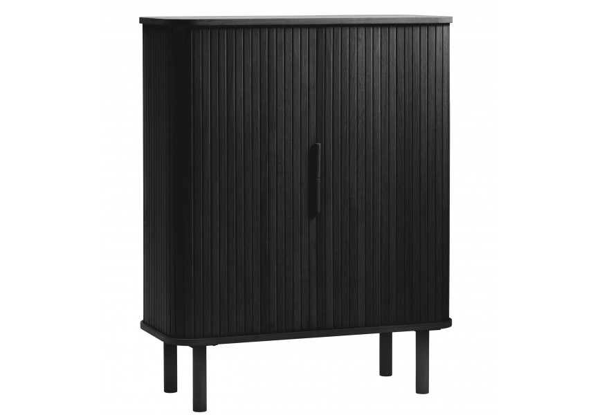 Škandinávska severská čierna barová skrinka Elbe so zaoblenými rohmi a valcovitými nožičkami s dvierkami s lamelovým dizajnom a nad sebou umiestnenými úchytkami z dubovej dyhy