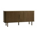 Dizajnový retro dubový príborník Elbe s tmavej hnedej prírodnej farbe so zaoblenými rohmi a dvomi posuvnými dvierkami s vertikálnymi lamelami na piatich nožičkách