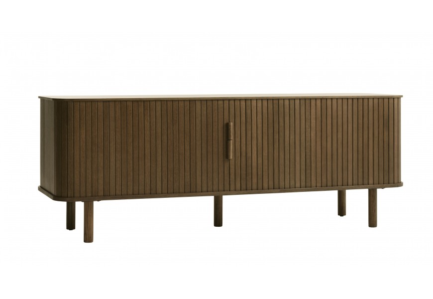 Škandinávsky televízny stolík Elbe s dvomi posuvnými dvierkami s vertikálnymi lamelami a piatimi nožičkami so zaoblenými rohmi v prírodnej tmavej hnedej farbe s priznanou štruktúrou dreva