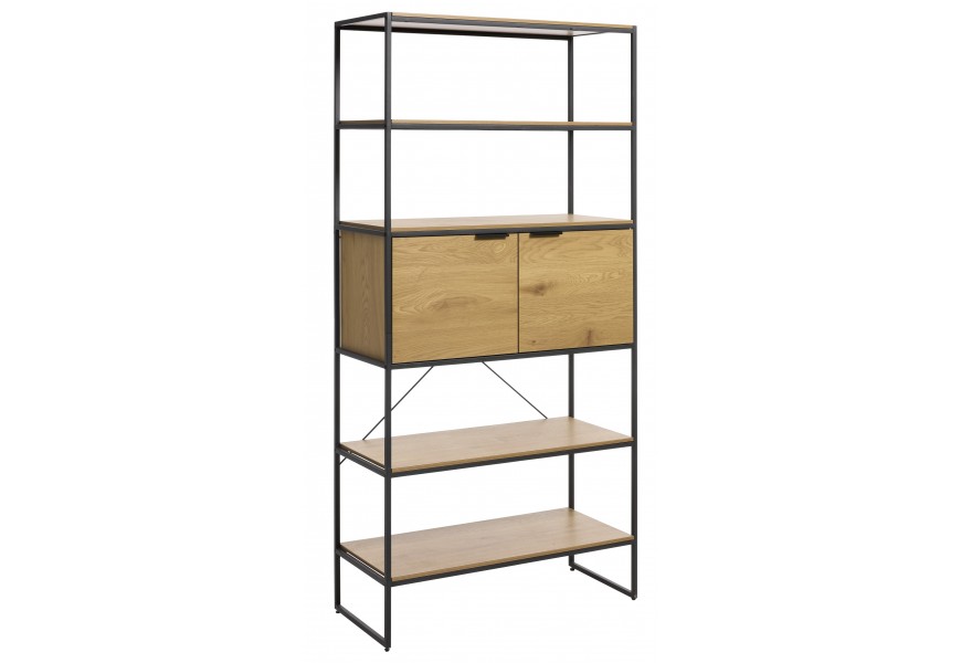 Moderný industriálny regál Holstebro s dvojdverovou skrinkou s kovovým čiernym rámom so štyrmi polocami z melamínovej dyhy v svetlej hnedej farbe s dizajnom duba