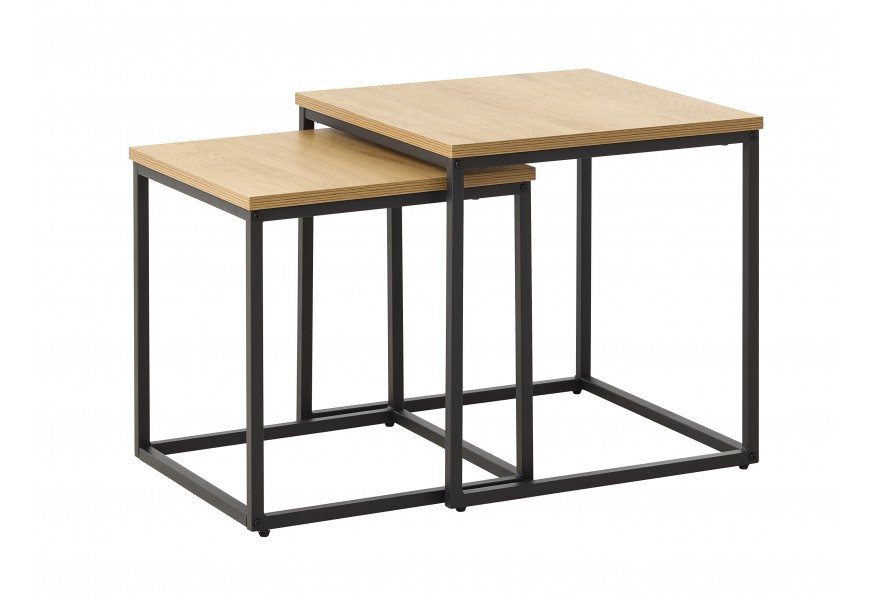 Moderná dizajnová sada dvoch konferenčných stolíkov Holstebro so štvorcovými vrchnými doskami z melamínovej dyhy v svetlej hnedej farbe s dubovým vzhľadom s konštrukciou z kovu v čiernej farbe