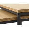 Industri&aacute;lna sada &scaron;tvorcov&yacute;ch konferenčn&yacute;ch stol&iacute;kov Holstebro s čiernym r&aacute;mom a doskami v hnedom dubovom preveden&iacute; 50 cm