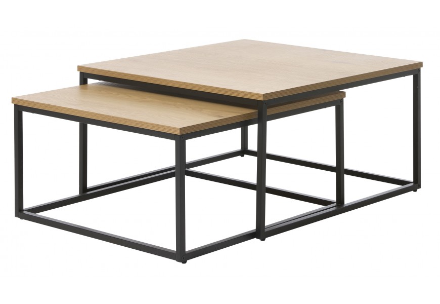 Dizajnová industriálna sada dvoch štvorcových konferenčných stolíkov Holstebro s podstavami z kovu v čiernej farbe s možnosťou zasunutia s vrchnou doskou so svetlým hnedým dubovým vzhľadom s kresbou letokruhov z melamínovou vrstvou