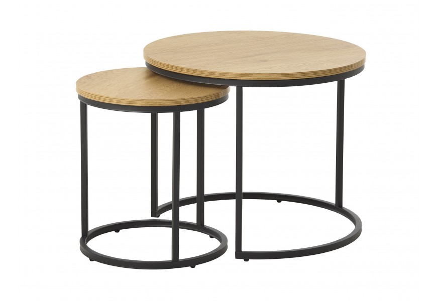 Dizajnová industriálna sada dvoch konferenčných stolíkov s okrúhlymi melamínovými doskami so svetlým hnedým dubovým dekorom s podstavami z kovu v čiernej farbe s možnosťou zasunutia