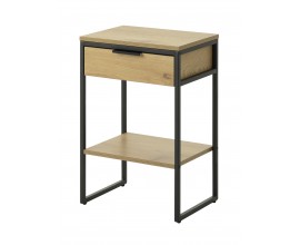 Modern&yacute; industri&aacute;lny nočn&yacute; stol&iacute;k Holstebro s obdĺžnikovou vrchnou doskou so z&aacute;suvkou a otvorenou policou s dlh&yacute;mi nohami v matnej čiernej farbe z kovu a melam&iacute;novou dyhou so svetl&yacute;m hned&yacute;m dubov&yacute;m dekorom