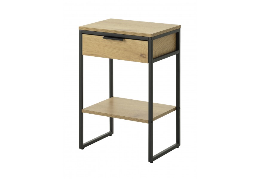 Moderný industriálny nočný stolík Holstebro s obdĺžnikovou vrchnou doskou so zásuvkou a otvorenou policou s dlhými nohami v matnej čiernej farbe z kovu a melamínovou dyhou so svetlým hnedým dubovým dekorom