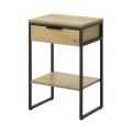 Moderný industriálny nočný stolík Holstebro s obdĺžnikovou vrchnou doskou so zásuvkou a otvorenou policou s dlhými nohami v matnej čiernej farbe z kovu a melamínovou dyhou so svetlým hnedým dubovým dekorom