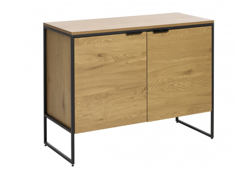 Moderný industriálny príborník Holstebro s dvojitými dvierkami s horizontálnou kovovou úchytkou a konštrukciou v čiernej farbe s melamínovej dyhy v svetlom hnedom dubovom prevedení
