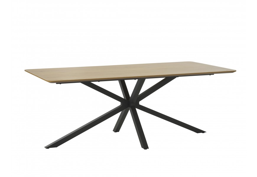 Moderný dizajnový jedálenský stôl s obdĺžnikovou vrchnou doskou z dyhy vo svetlom hnedom dubovom prevedení s pravidelnou kresbou letokruhov a podstavou z kovu so štyrmi nohami s prekríženým tvarom v čiernej farbe