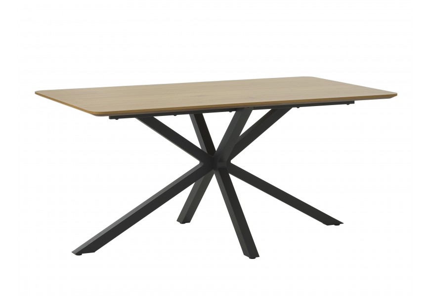 Moderný industriálny obdĺžnikový jedálenský stôl s podstavou z kovu v matnej čiernej farbe so štyrmi nohami s prekríženým dizajnom a vrchnou doskou z dyhy v svetlom hnedom dubovom prevedení