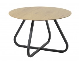 Modern&yacute; industri&aacute;lny jed&aacute;lensk&yacute; st&ocirc;l Holstebro s okr&uacute;hlou vrchnou doskou z melam&iacute;novej dyhy v pr&iacute;rodnom svetlom hnedom dubovom preveden&iacute; a podstavou z kovu v čiernej farbe so &scaron;tyrmi zakriven&yacute;mi nohami a spojnicou v tvare kr&iacute;ža