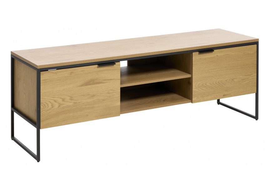 Industriálny dizajnový televízny stolík Holstebro s obdĺžnikovou vrchnou doskou s dvomi dvierkami na stranách a dvomi policami v strede s kovovým rámom v čiernej farbe a dyhou v svetlej hnedej dubovej farbe
