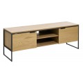 Industriálny dizajnový televízny stolík Holstebro s obdĺžnikovou vrchnou doskou s dvomi dvierkami na stranách a dvomi policami v strede s kovovým rámom v čiernej farbe a dyhou v svetlej hnedej dubovej farbe