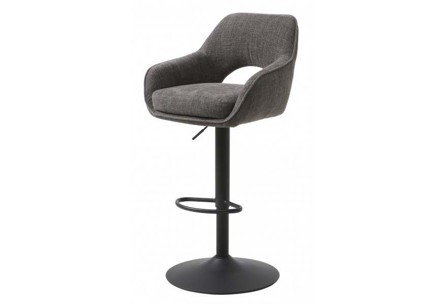 Moderná škandinávska barová stolička s jednou výškovo nastaviteľnou nohou z kovu v čiernej farbe a otočnou sedacou časťou s poloblúkovým výrezom na chrbtovej opierke s opierkami na ruky s poťahom v svetlej sivej farbe so ženilkovým finišom