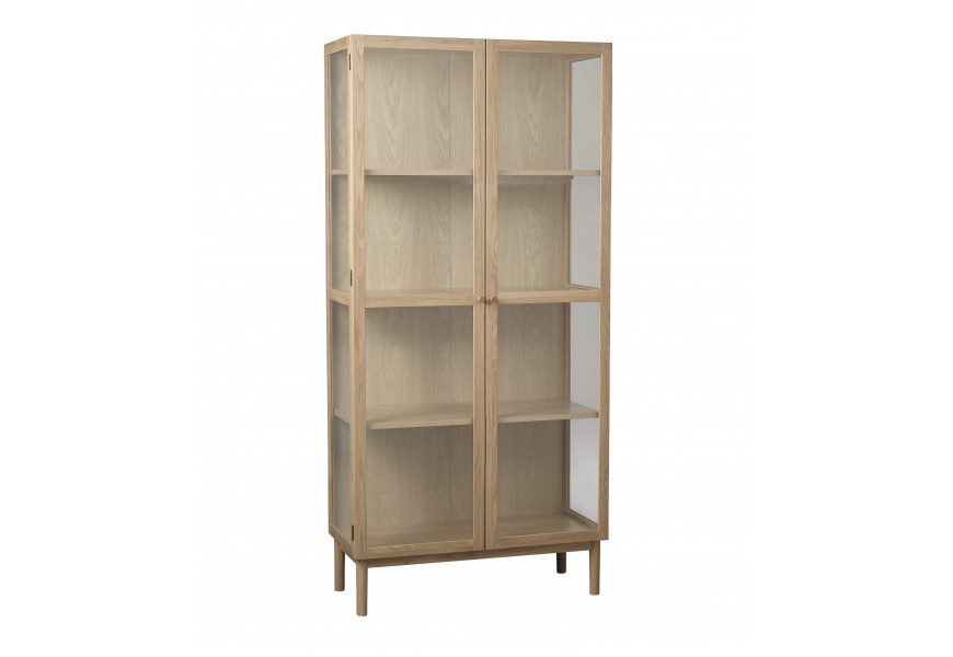 Dizajnová dubová škandinávska vitrína Viggo s dvojitými dvierkami a bočnými stenami s presklenou výplňou na valcovitých nožičkách v prírodnej svetlej hnedej farbe so štyrmi policami