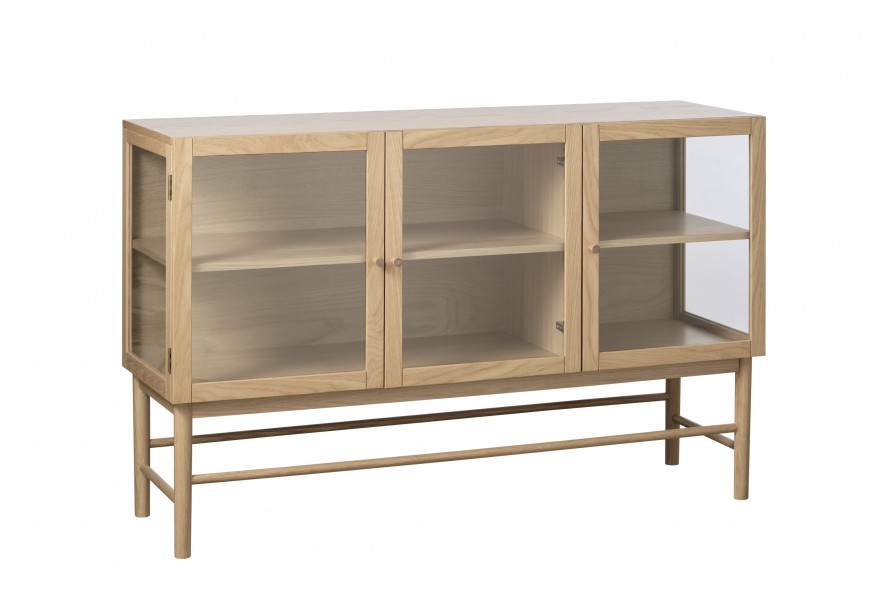 Dizajnový škandinávsky dubový príborník Viggo s presklenými tromi dvierkami a bočnými stenami s policou na vysokých nožičkách