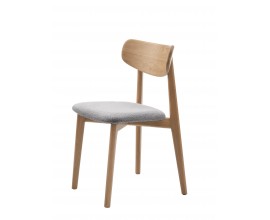 Retro mas&iacute;vna jed&aacute;lensk&aacute; stolička Signe s kon&scaron;trukciou z dubov&eacute;ho dreva v pr&iacute;rodnej svetlej hnedej farbe s priznanou kresbou letokruhov s čal&uacute;nen&yacute;m sedadlom s poťahom z bukl&eacute; v sivej farbe