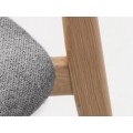 &Scaron;kandin&aacute;vska bukl&eacute; jed&aacute;lensk&aacute; stolička Signe so siv&yacute;m čal&uacute;nen&yacute;m sedadlom a dubov&yacute;m svetl&yacute;m hned&yacute;m r&aacute;mom 81 cm