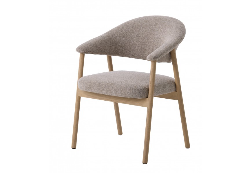 Moderná škandinávska jedálenská stolička Bodil so svetlým hnedým prírodným dreveným prevedením konštrukcie s obdĺžnikovým sedadlom a zaoblenou opierkou s čalúnením a poťahom v svetlej hnedej farbe s jemnou slučkovitou štruktúrou