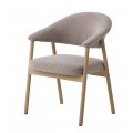 Moderná škandinávska jedálenská stolička Bodil so svetlým hnedým prírodným dreveným prevedením konštrukcie s obdĺžnikovým sedadlom a zaoblenou opierkou s čalúnením a poťahom v svetlej hnedej farbe s jemnou slučkovitou štruktúrou