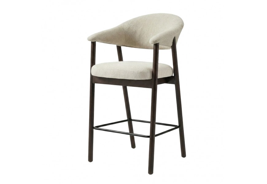 Škandinávska barová stolička Bodil so ženilkovým poťahom v krémovo bielej farbe na sedadle a opierke s dreveným rámom v prírodnom dubovom tmavom hnedom prevedení s priznanou kresbou letokruhov