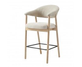 Modern&aacute; barov&aacute; stolička Bodil s drevenou svetlou hnedou kon&scaron;trukciou z bielen&eacute;ho dubov&eacute;ho dreva so &scaron;ikm&yacute;mi nohami s čal&uacute;nenou chrbtovou opierkou v tvare U a sedadlom s kr&eacute;movo bielym poťahom zo ženilkov&eacute;ho mikrovl&aacute;kna