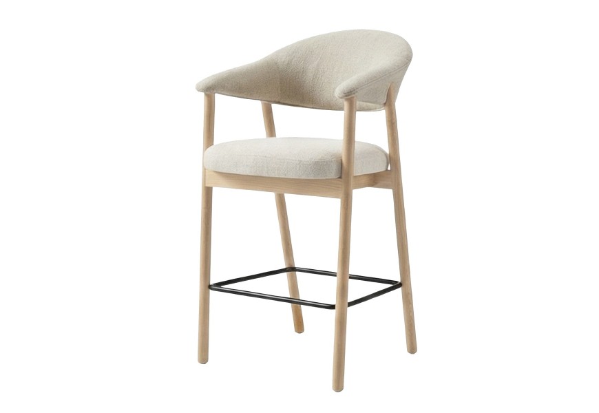 Moderná barová stolička Bodil s drevenou svetlou hnedou konštrukciou z bieleného dubového dreva so šikmými nohami s čalúnenou chrbtovou opierkou v tvare U a sedadlom s krémovo bielym poťahom zo ženilkového mikrovlákna