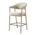 Moderná barová stolička Bodil s drevenou svetlou hnedou konštrukciou z bieleného dubového dreva so šikmými nohami s čalúnenou chrbtovou opierkou v tvare U a sedadlom s krémovo bielym poťahom zo ženilkového mikrovlákna