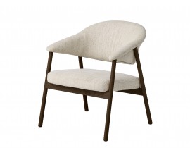 &Scaron;kandin&aacute;vske čal&uacute;nen&eacute; kreslo Bodil s poťahom z mikrovl&aacute;kna so ženilkov&yacute;m fini&scaron;om v mel&iacute;rovanom bielo b&eacute;žovom preveden&iacute; s dreven&yacute;m r&aacute;mom so &scaron;ikm&yacute;mi nohami v dubovej tmavej hnedej farbe s priznanou kresbou letokruhov