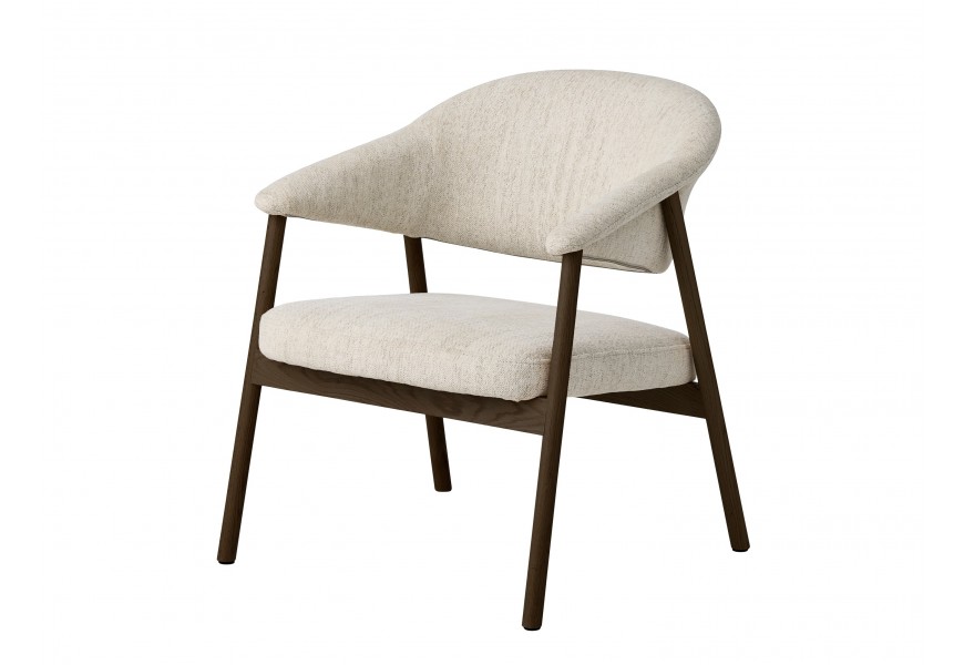 Škandinávske čalúnené kreslo Bodil s poťahom z mikrovlákna so ženilkovým finišom v melírovanom bielo béžovom prevedení s dreveným rámom so šikmými nohami v dubovej tmavej hnedej farbe s priznanou kresbou letokruhov