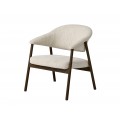 Škandinávske čalúnené kreslo Bodil s poťahom z mikrovlákna so ženilkovým finišom v melírovanom bielo béžovom prevedení s dreveným rámom so šikmými nohami v dubovej tmavej hnedej farbe s priznanou kresbou letokruhov