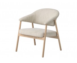 Modern&eacute; kreslo Bodil s drevenou kon&scaron;trukciou v svetlom hnedom preveden&iacute; s dizajnom bielen&eacute;ho duba s čal&uacute;nen&yacute;m sedadlom a opierkou v tvare U so ženilkov&yacute;m poťahom s bielo b&eacute;žov&yacute;m mel&iacute;rovan&yacute;m efektom