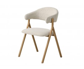 Modern&aacute; &scaron;kandin&aacute;vska jed&aacute;lensk&aacute; stolička Alia s čal&uacute;nen&yacute;m sedadlom a chrbtovou opierkou v tvare U s poťahom v bielej farbe s b&eacute;žov&yacute;m mel&iacute;rovan&yacute;m efektom s drevenou kon&scaron;trukciou vo svetlom hnedom natur&aacute;lnom dubovom preveden&iacute;