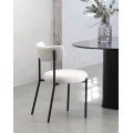 Modern&aacute; bukl&eacute; jed&aacute;lensk&aacute; stolička Edna s bielymi čal&uacute;nen&yacute;m sedadlom a opierkou s čiernou kovovou kon&scaron;trukciou 47 cm