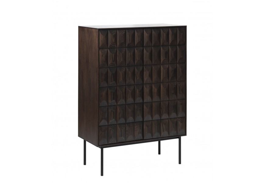 Moderná barová skrinka z dubového masívneho dreva tmavohnedého odtieňa s 3D geometrickými tvarmi na dvierkach s push to open otváraním a s čiernymi štíhlymi nožičkami