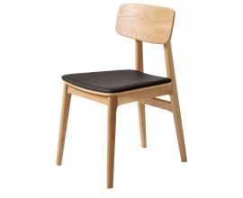 &Scaron;kandin&aacute;vska mas&iacute;vna jed&aacute;lensk&yacute; stolička Vimo s kon&scaron;trukciou z dubov&eacute;ho dreva v svetlej hnedej farbe so &scaron;ikm&yacute;mi nohami a zakrivenou opierkou s čal&uacute;nen&yacute;m sedadlom s poťahom z čiernej ekokože