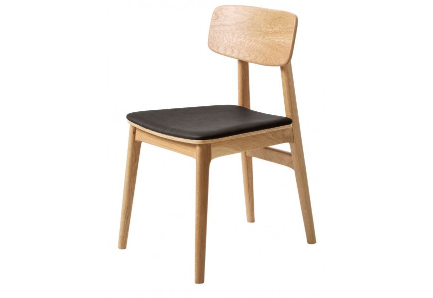 Škandinávska masívna jedálenský stolička Vimo s konštrukciou z dubového dreva v svetlej hnedej farbe so šikmými nohami a zakrivenou opierkou s čalúneným sedadlom s poťahom z čiernej ekokože