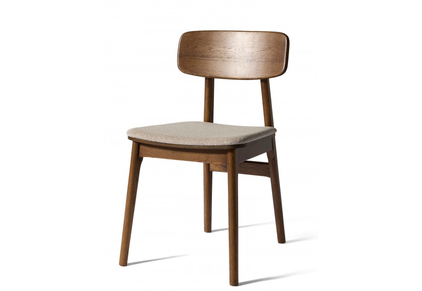 Škandinávska severská jedálenská stolička Vimo s masívnou dubovou konštrukciou v tmavej hnedej farbe s priznanou kresbou letokruhov so sedadlom s čalúnením a poťahom z buklé v melírovanom bielo-béžovom prevedení